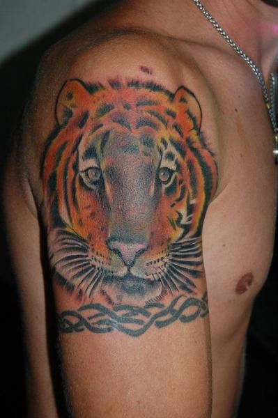Tiger auf Armband Tattoo an der Schulter