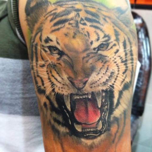 Realistischer brüllender Tiger großes Tattoo
