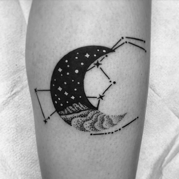 Tatuaje en la pierna, luna con el signo del zodiaco, dibujo estilizado