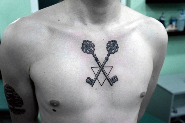 Tatuaje en el pecho,  dos llaves cruzadas antiguas