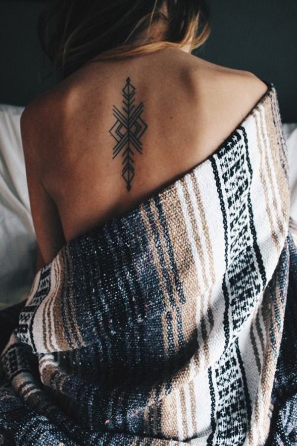 Tatuaje en la espalda alta, patrón tribal simple, tinta negra