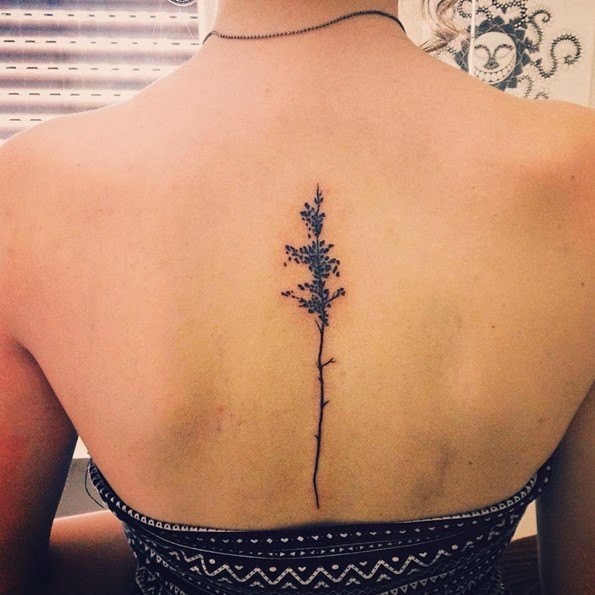 Winziges schwarzes süßes Rücken Tattoo mit einsamem Baum