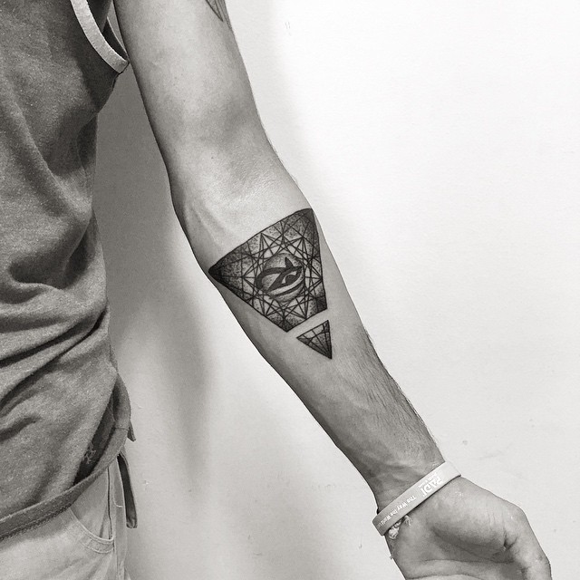 Dreieck auge tattoo bedeutung