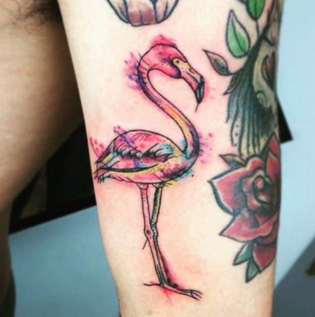 Winziges nachlässiges Aquarell Flamingo Tattoo am Arm