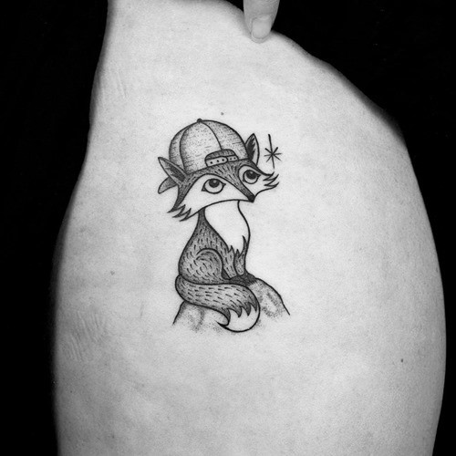 Winziger cartoonischer schwarzer lustiger kleiner Fuchs Tattoo