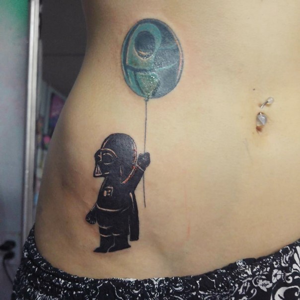 Tatuaje en la cintura, Darth Vader  pequeño divertido con estrella de la muerte en globo azul