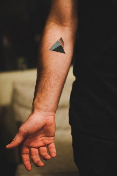 Tatuaje en el antebrazo,
triángulos dinminutos de varios colores