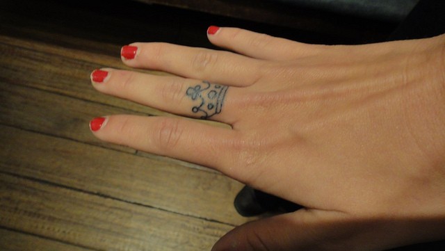 piccolo tatuaggio corona su dito