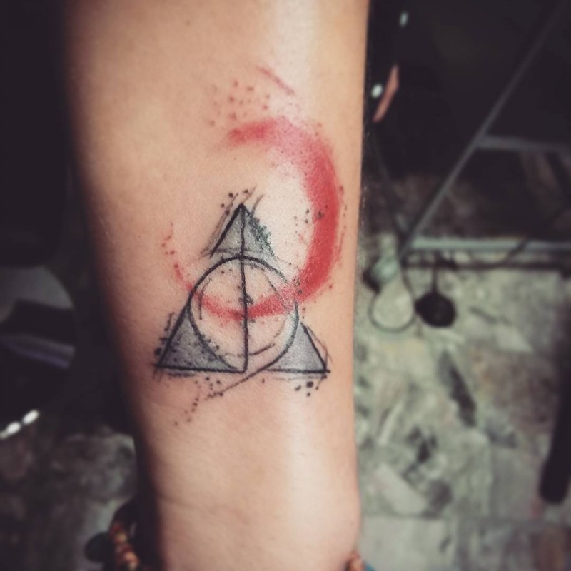 Tatuaje en el antebrazo,  las Reliquias de la Muerte, signo famoso de Harry Potter
