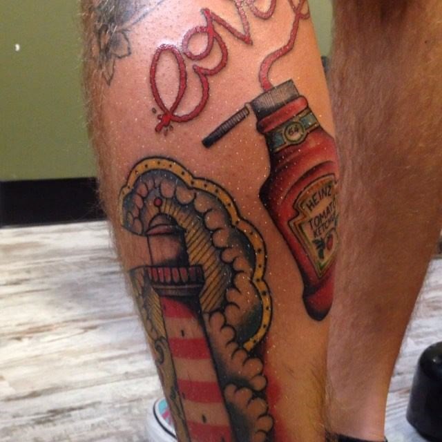 Tatuaje en la pierna,
botella de salsa de tomate y inscripción