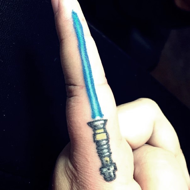 Winziges hausgemachtes lustiges Tattoo am Finger mit Lichtschwert
