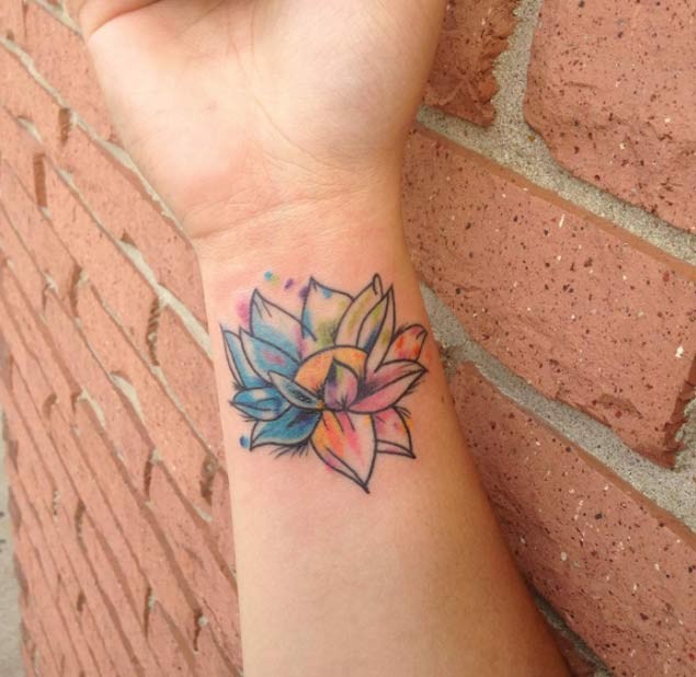 Tatuaje en la muñeca,
 flor pequeña magnífica de varios colores