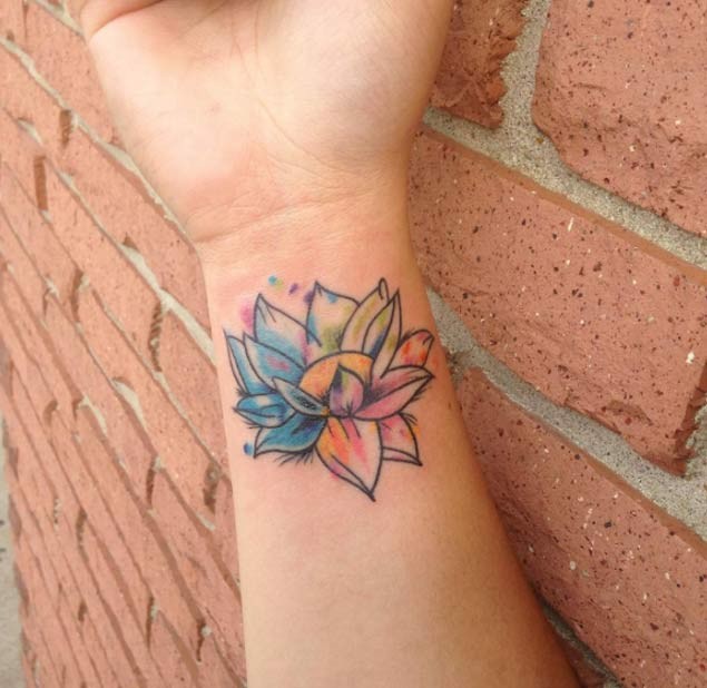 Kleines hausgemachtes Aquarell Blume Tattoo am Handgelenk