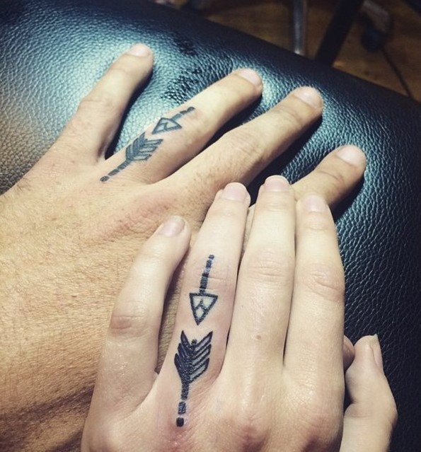 Winzige identische Tribal Pfeile Paar Tattoo an den Fingern