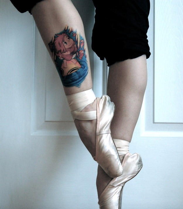 Winziges  farbiges Beinmuskel Tattoo wie aus alten Cartoons von niedlichem Fantasy-Mädchen