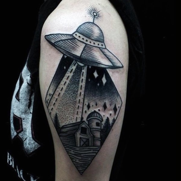 Tatuaje en el brazo,  nave extraterrestre  preicoso sobre la casa,  old school negro blanco