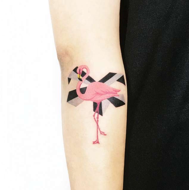 Winziger rosa gefärbter schöner Flamingo Tattoo am Unterarm