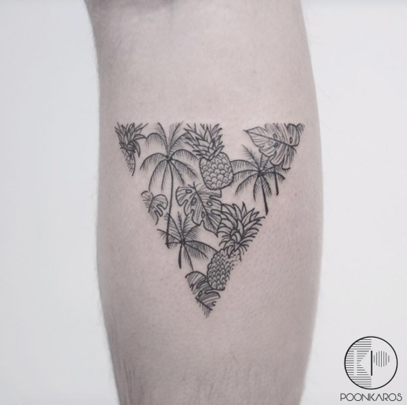 Tatuaje en el antebrazo, palmeras y piñas en triángulo