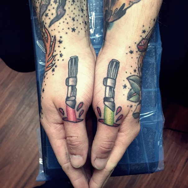 Winzige verschiedene farbige Lichtschwerter Tattoo an Händen