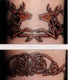 Intreccio decorativo  e cervi tatuati sul polso