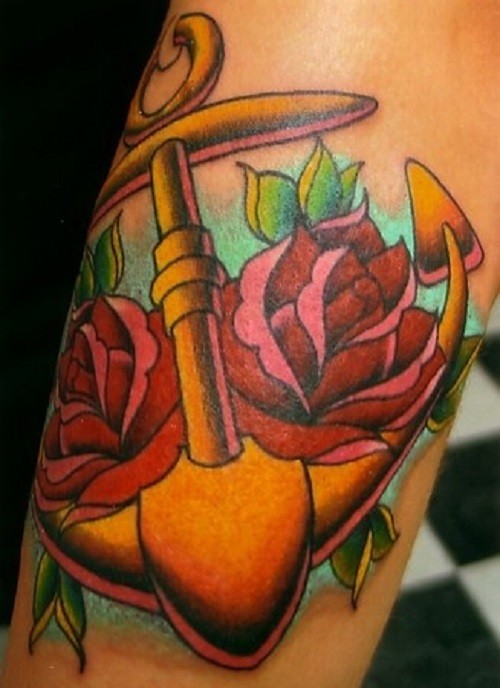 Tatuaje de ancla dorada y rosas rojas