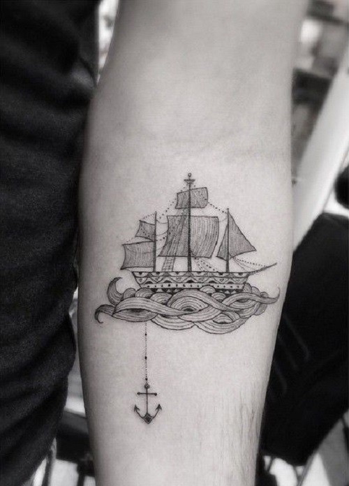 Tatuaje en el antebrazo,
ancla pequeña ligada al barco