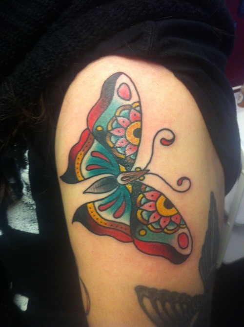 Traditioneller Schmetterling Tattoo am Körper des Jungen Idee