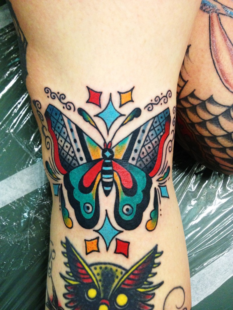 farfalla tradizionale tatuaggio con modello