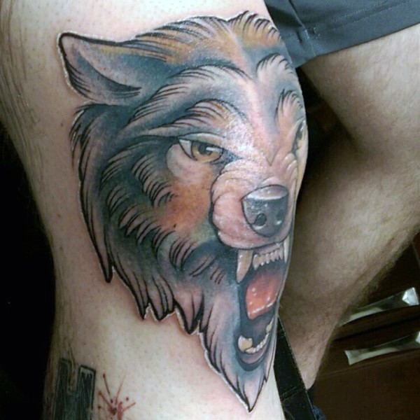 Traditioneller verrückter wütender Wolfskopf natürlich gefärbtes Tattoo am Knie