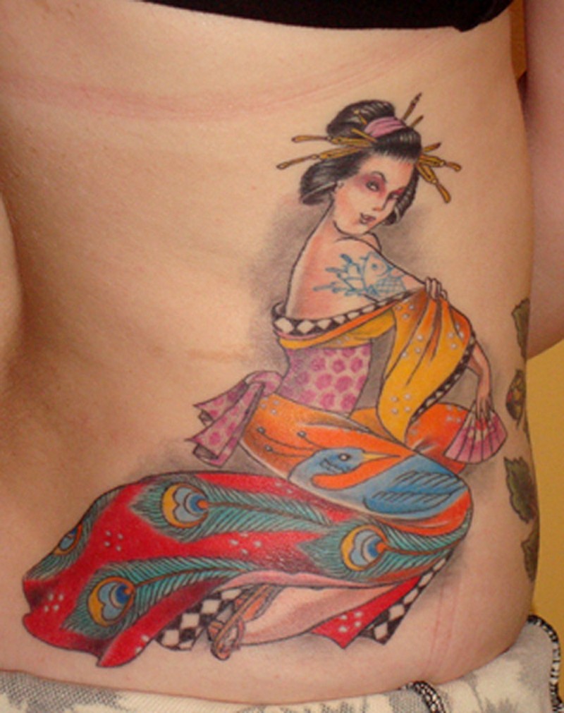 Traditionelles mehrfarbiges Tattoo mit der asiatischen Geisha im schönen Kleid