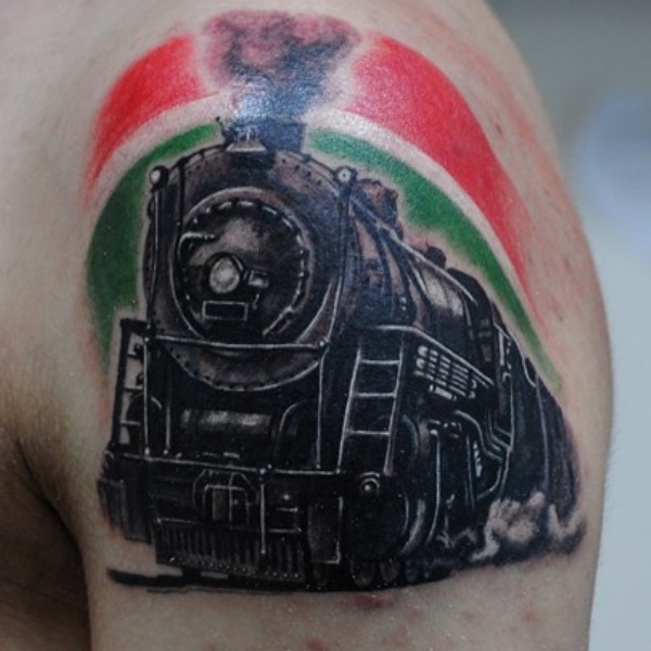 Tren pintado con tatuaje estilo 3D en la parte superior del brazo