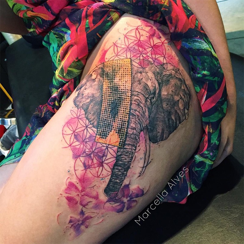 Tatuaggio alla coscia di elefante con i fiori di Marcella Alves