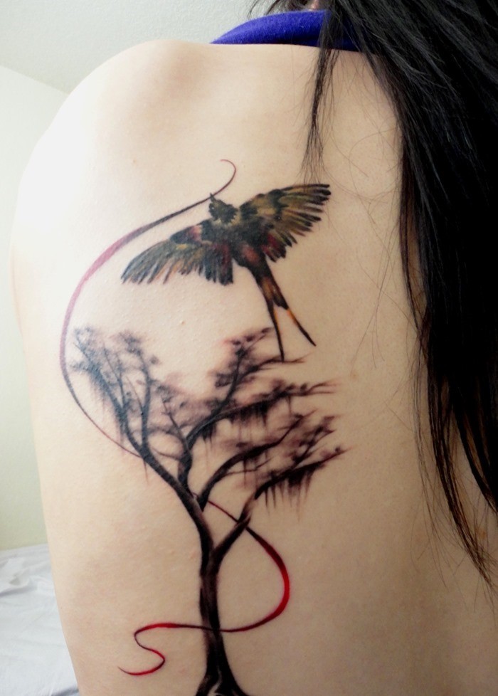 Baum und Schwalbe Tattoo am Rücken