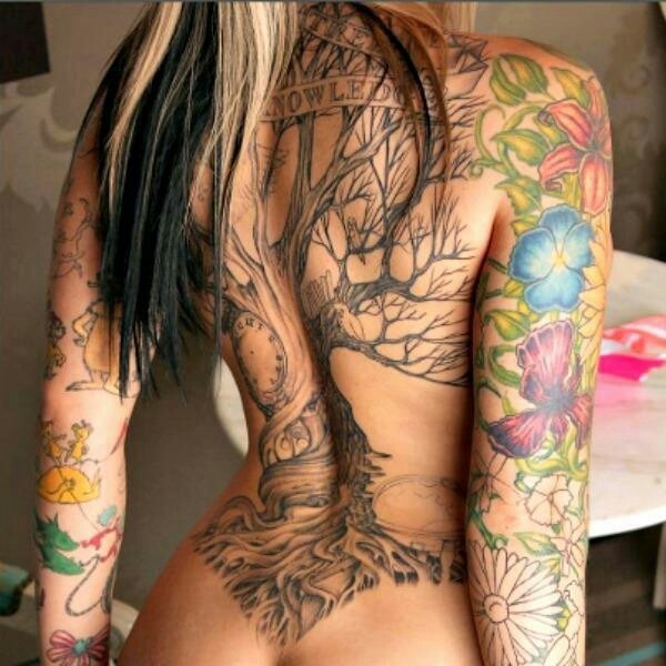 Tatuaje en toda la espalda de arboles.