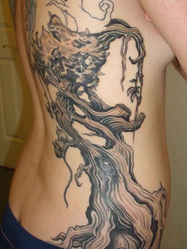 Tatuaggio grande sulla schiena l&quotalbero con la radice senza vita