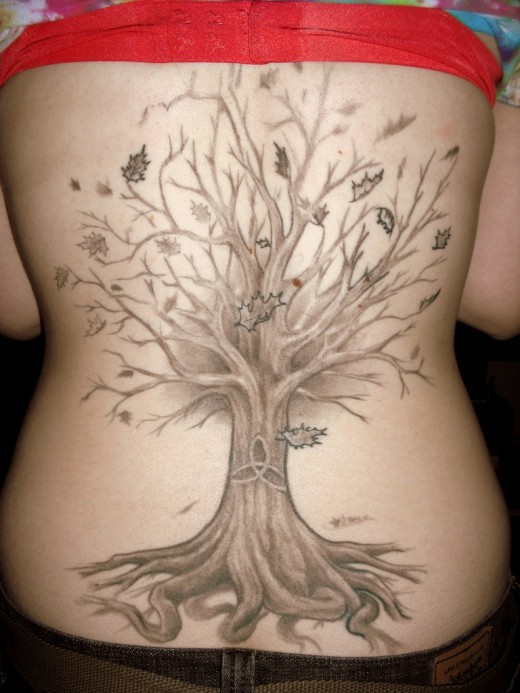 Tatuaje en la espalda,
árbol con símbolos célticos