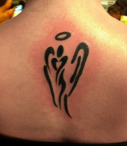 Tatuaje en la espalda,
ángel tribal con halo