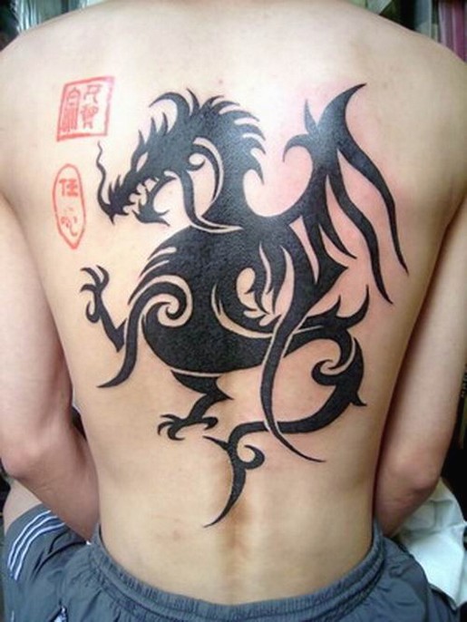 drago tribale tatuaggio con timbro cinese rosso