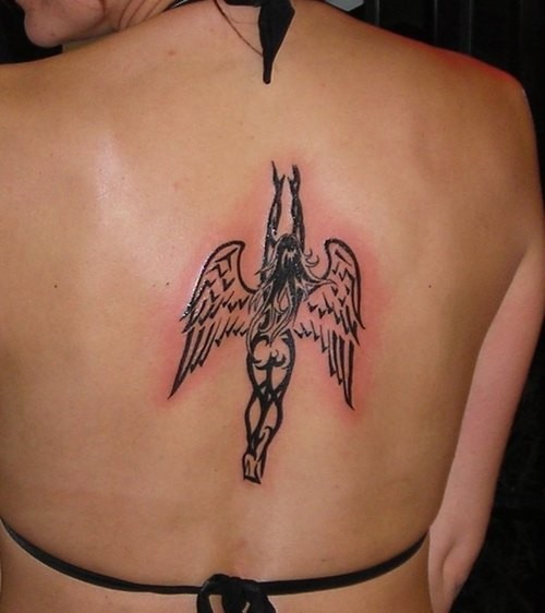 Tatuaje en la espalda,
ángel delgada que vuela