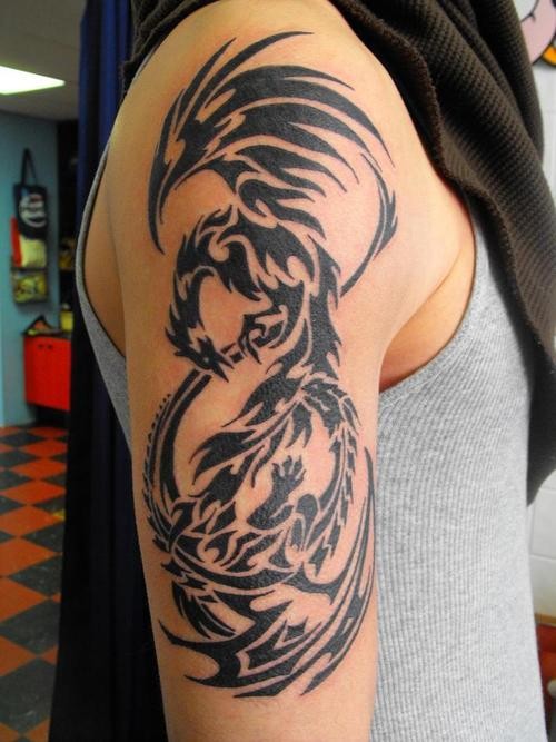 Tribal Phönix Tattoo am Arm
