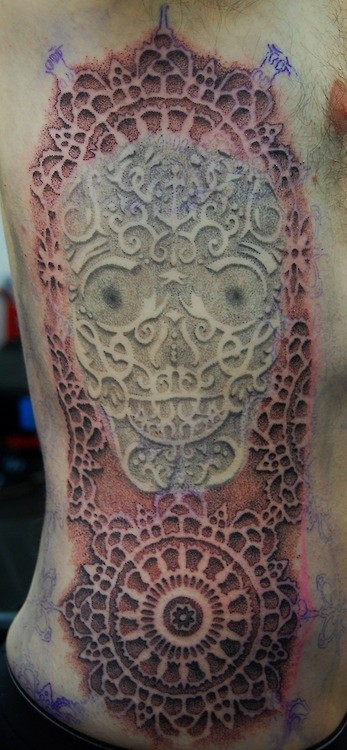 tribale stile 3D dettagliato a forma di  cranio messicano tatuaggio su costolette
