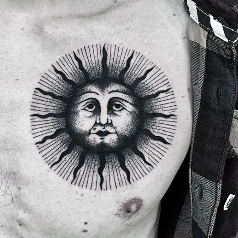 stile tribale grande nero e bianco sole tatuaggio su petto