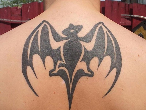 tribale stilegrande inchiostro nero pipistrello tatuaggio su parte alta di schiena