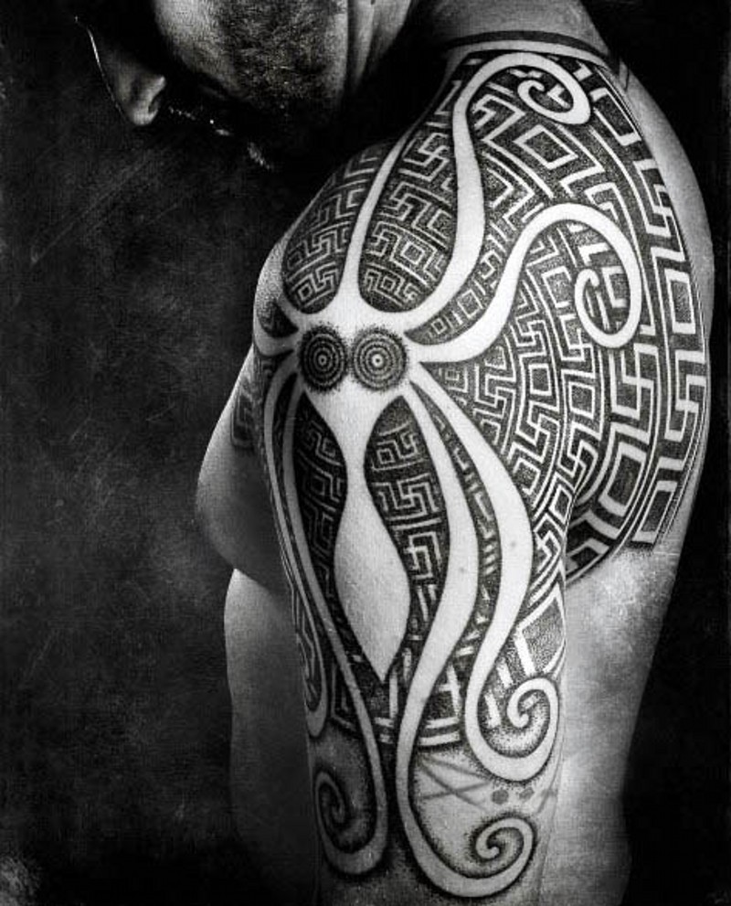 stile tribale nero e bianco ornamento con polipo tatuaggio su spalla