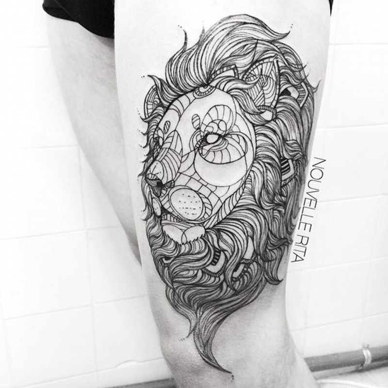 Tatuaje en el muslo, león severo impresionante, colores negro y blanco