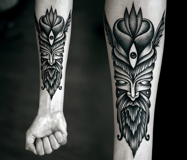 stile tribale inchiostro nero totem antico tatuaggio su braccio