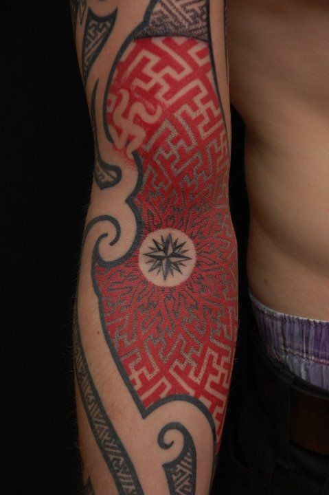 tribale stile grande disegno multicolore ornamento tatuaggio avambraccio