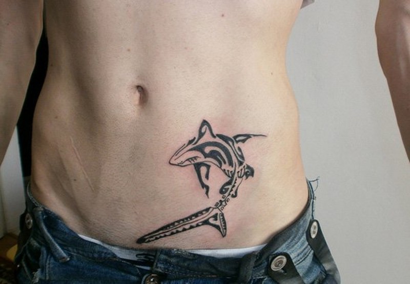 stile tribale piccolo inchiostro nero squalo tatuaggio su pancia