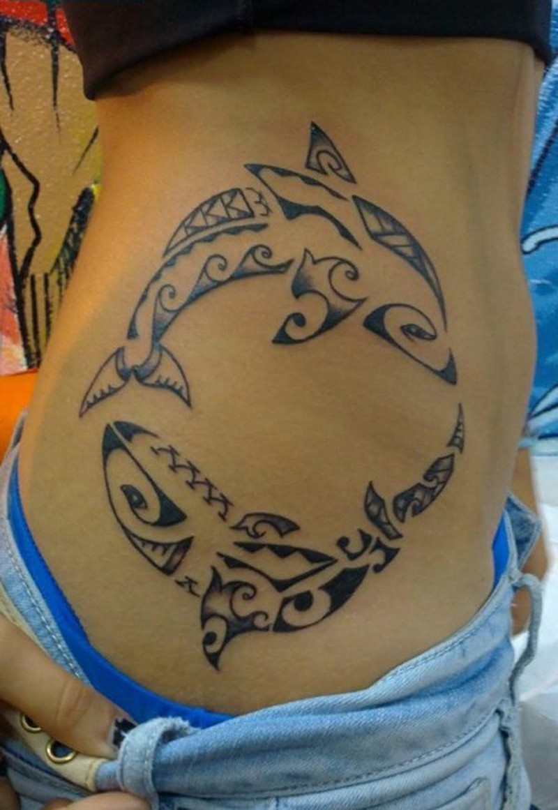 stile tribale dipinto piccolo delfino tatuaggio su lato