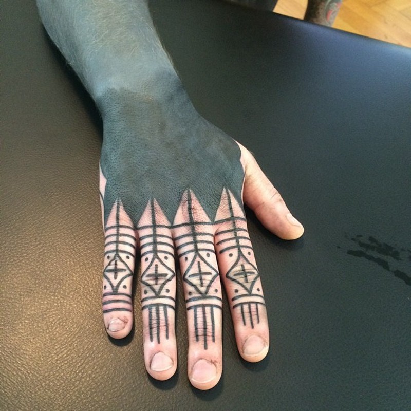 Tatuaje en la mano, estilo tribal negro